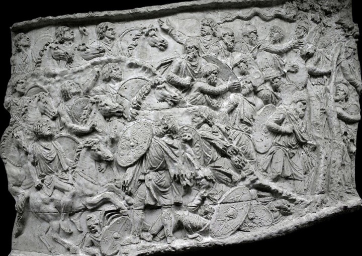 Trajánův sloup, detail spirálového vlysu, neznámí římští dílenští řezáči (okruh Apollodóra z Damašku)